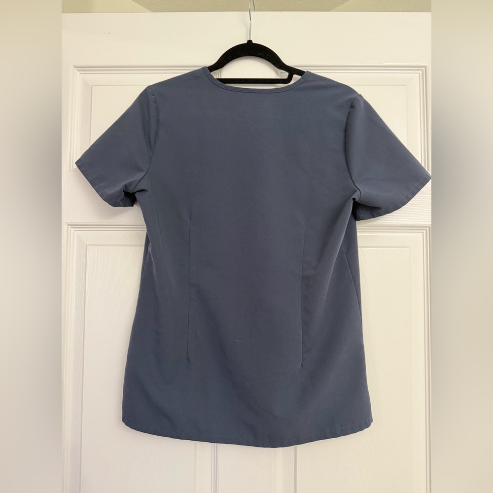 FIGS Technical Collection Catarina one-pocket scrub top | Size small - Picture 4 of 6